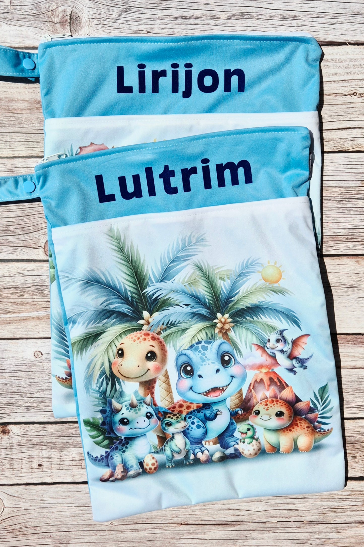Wetbag Maxi 2er Set "Dino Abenteuer"-personalisierbare Nasstaschen für Kita & Kindergarten und Reisen