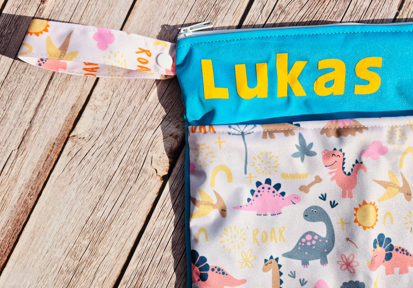 Wetbag Maxi "Dinoworld-3"– personalisierbare Nasstasche für Kita & Kindergarten und Reisen