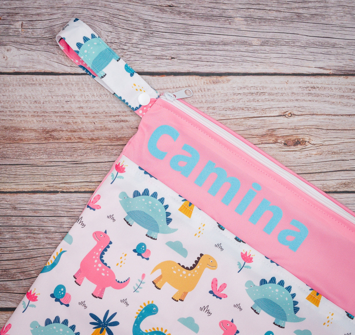 Personalisierte Wetbag mit Namen individuelles Baby Geschenk praktisch und süß mit Dinomotiv