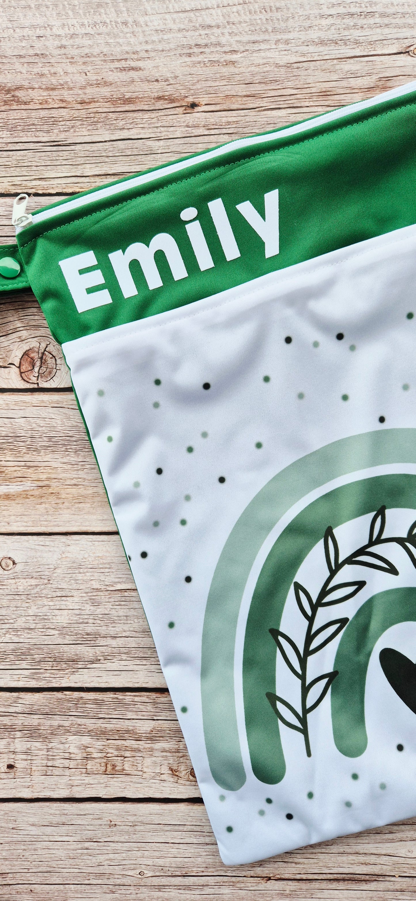 Wetbag "grünes Herz"– personalisierbare Nasstasche für Kita & Kindergarten und Reisen