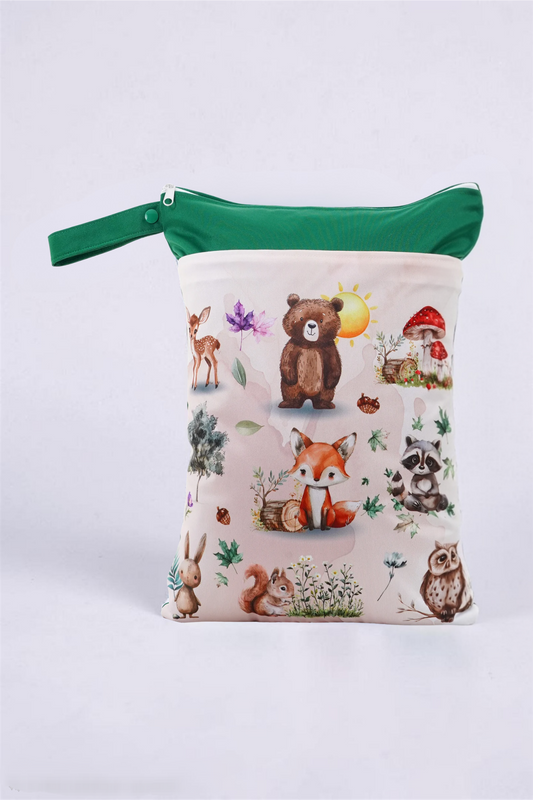 Wetbag Maxi "Abenteuer mit dem Waldfreunden"- personalisierbare Nasstasche für Kita & Kindergarten und Reisen
