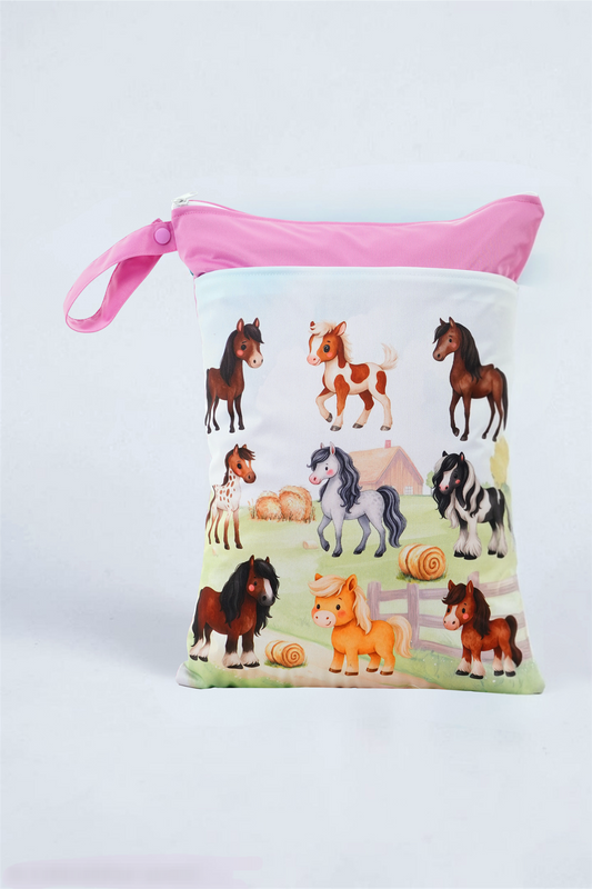 Wetbag Maxi "Abenteuer auf dem Ponyhof"– personalisierbare Nasstasche für Kita & Kindergarten und Reisen