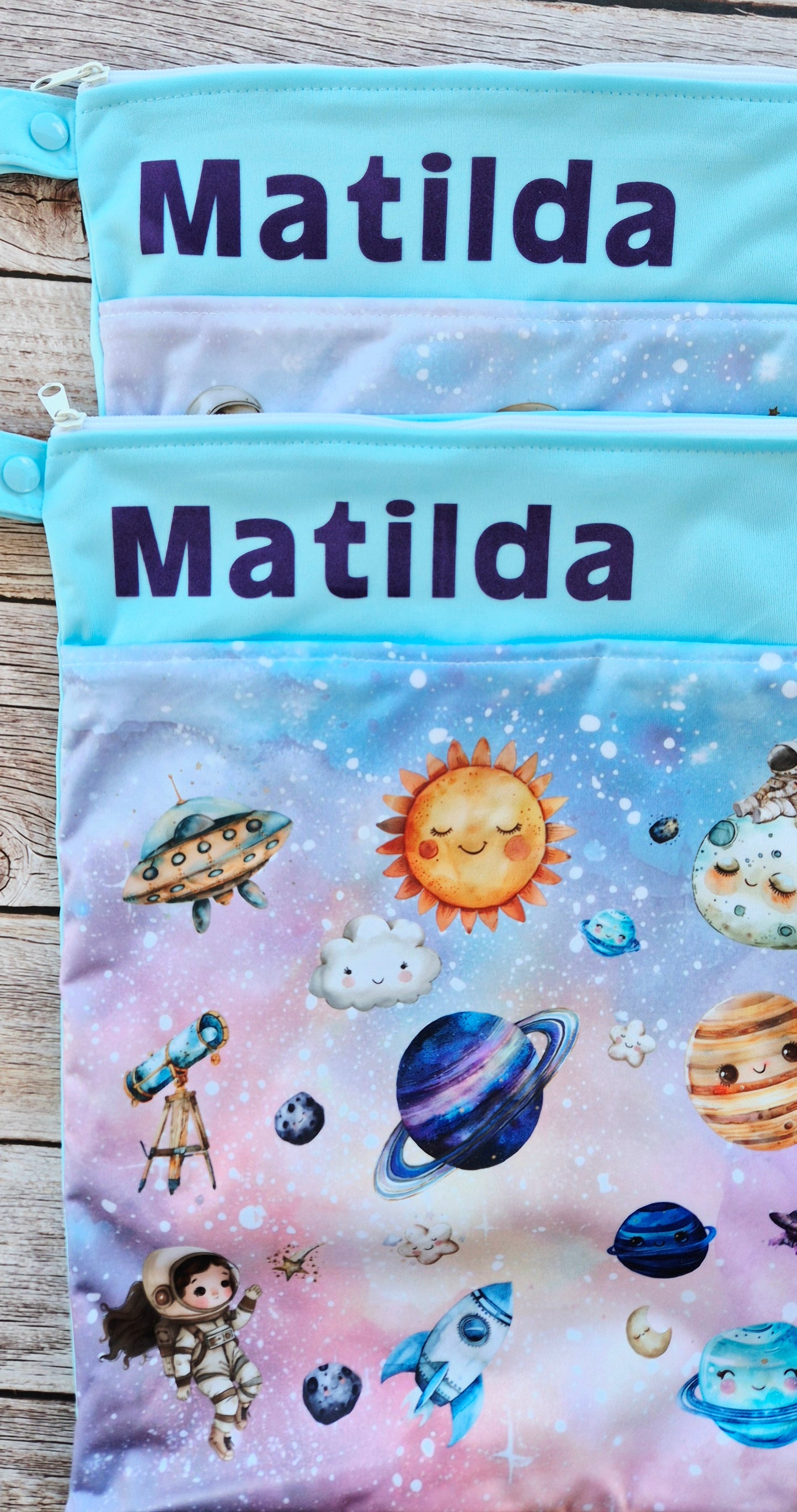 Wetbag Maxi 2er Set "magische Planeten"-personalisierbare Nasstaschen für Kita & Kindergarten und Reisen