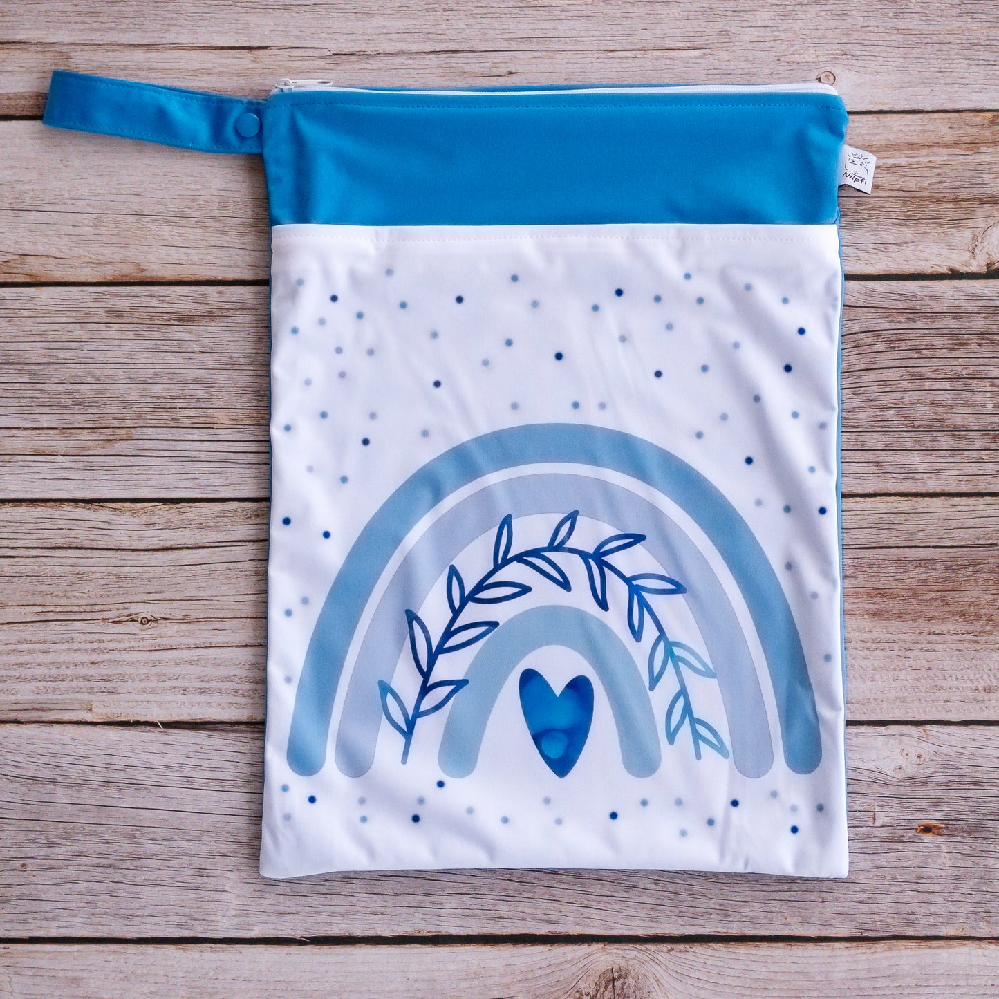 Wetbag für Baby Windeln und Kita wasserdichte Nasstasche mit blauem Regenbogen Motiv praktisch für unterwegs
