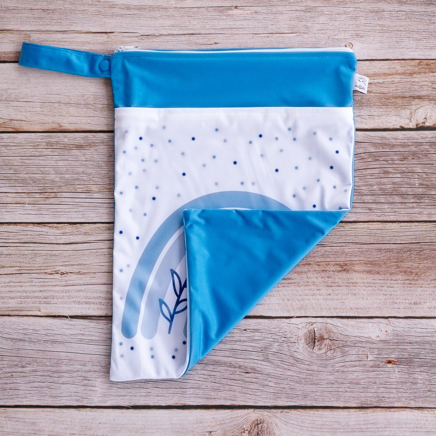 Personalisierte Wetbag mit Namen süßes Baby Geschenk mit blauem Regenbogen Motiv wasserdicht und wiederverwendbar