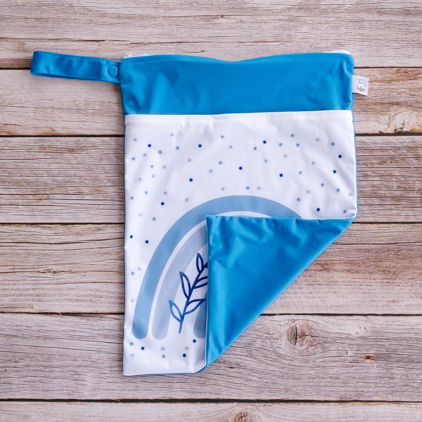 Personalisierte Wetbag mit Namen süßes Baby Geschenk mit blauem Regenbogen Motiv wasserdicht und wiederverwendbar