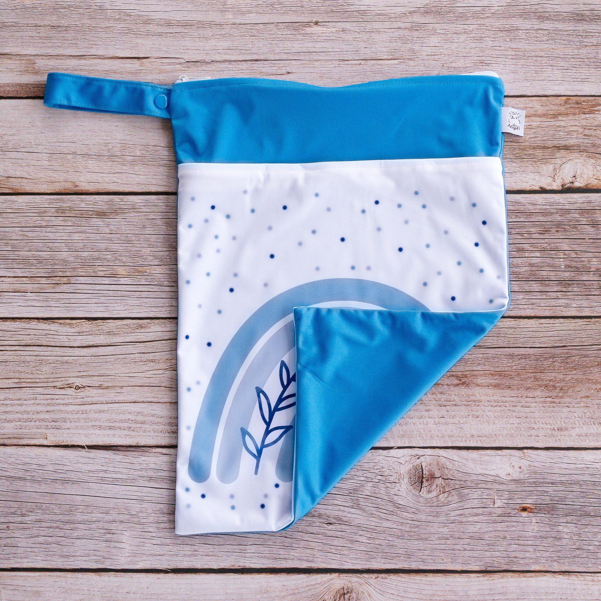 Personalisierte Wetbag mit Namen süßes Baby Geschenk mit blauem Regenbogen Motiv wasserdicht und wiederverwendbar